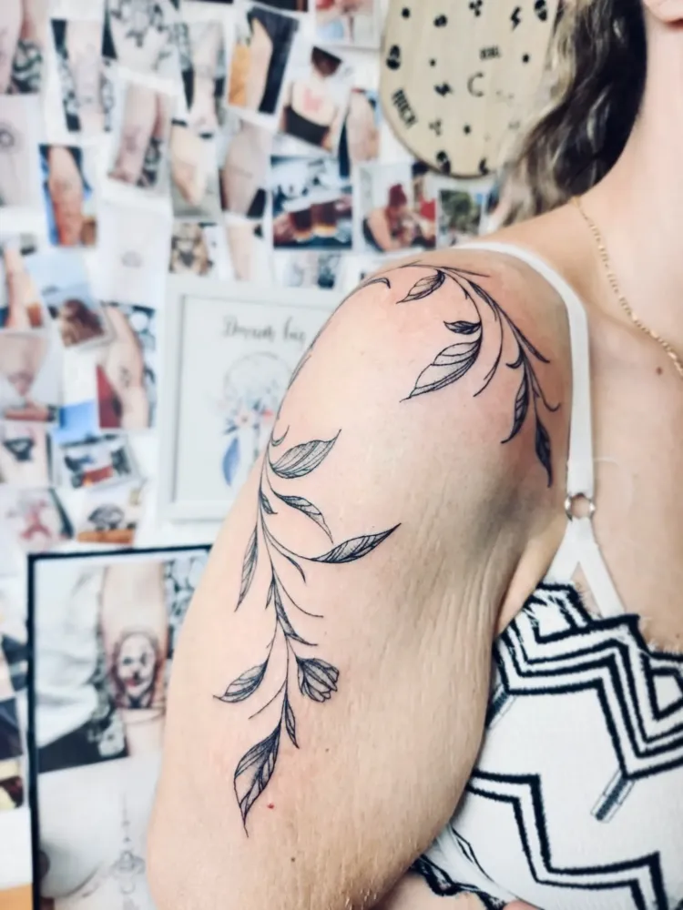 Tatouage ornemental à Mèze