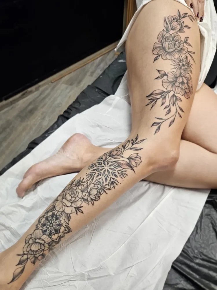 Tatouage floral à Mèze
