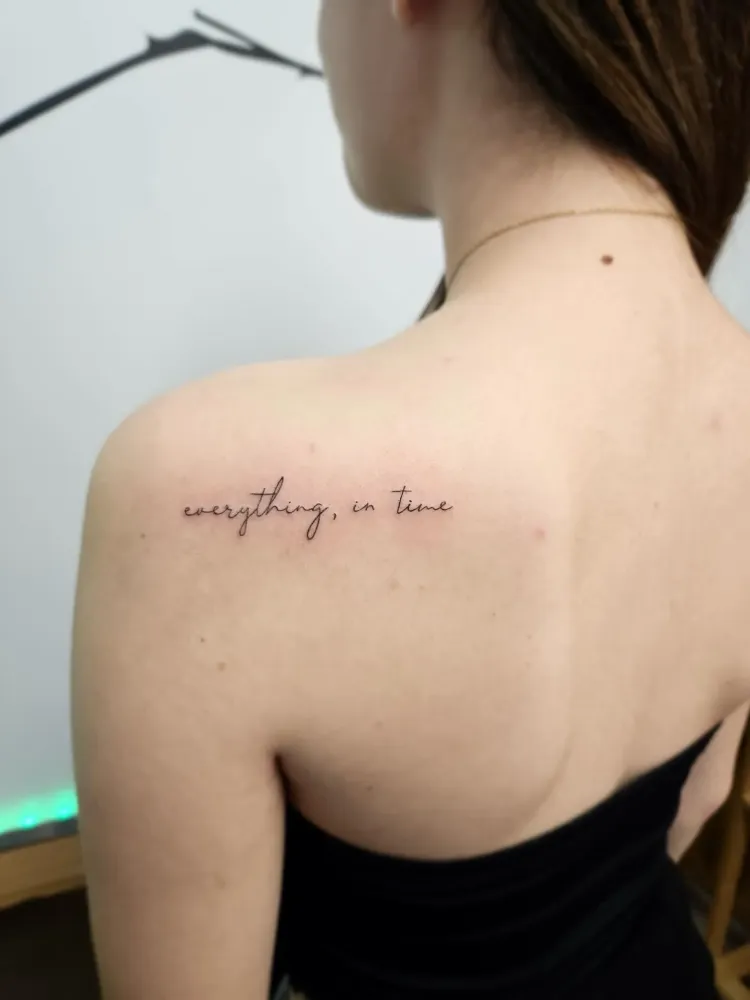 Tatouage minimaliste à Mèze